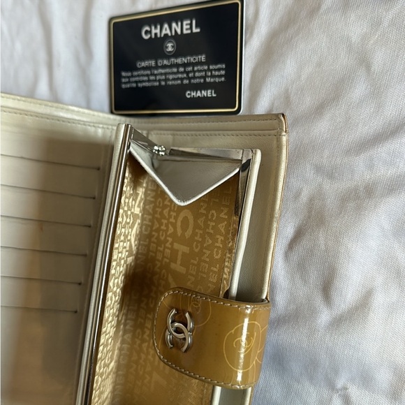Authentic CHANEL CC Logo with kiss-lock wallet. Comes with authenticity card. - Picture 5 of 10